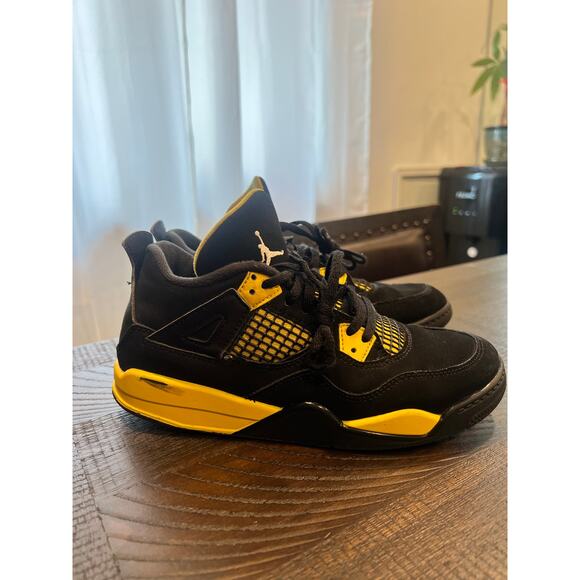 Nike Jordan retro 4 thunder black/yellow 3 Youth - Picture 1 of 15
